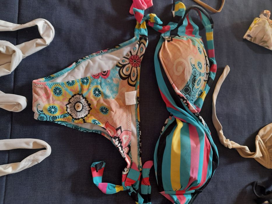 Biquínis estampados e lisos baratos com algum uso