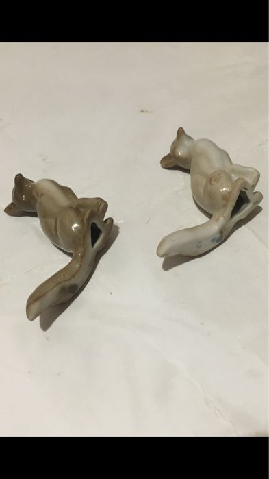 Фігурні статуетки різні.