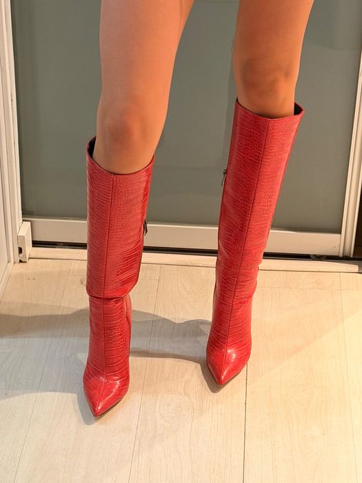 Botas altas vermelhas elegantes