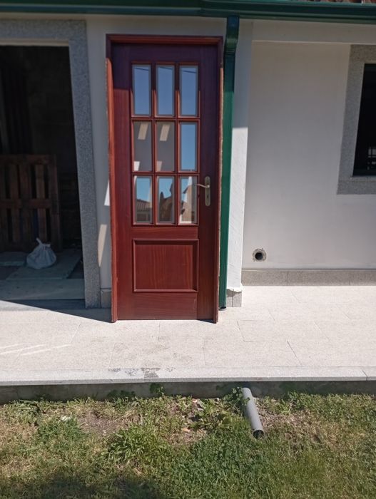 Vendo duas portas de madeira completas com aros maciços de 80cmx200cm