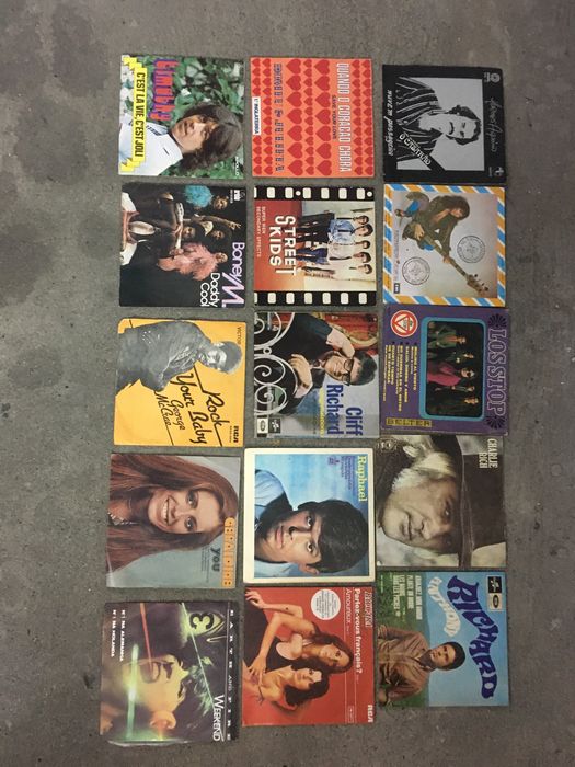Vinil singles em bom estado.