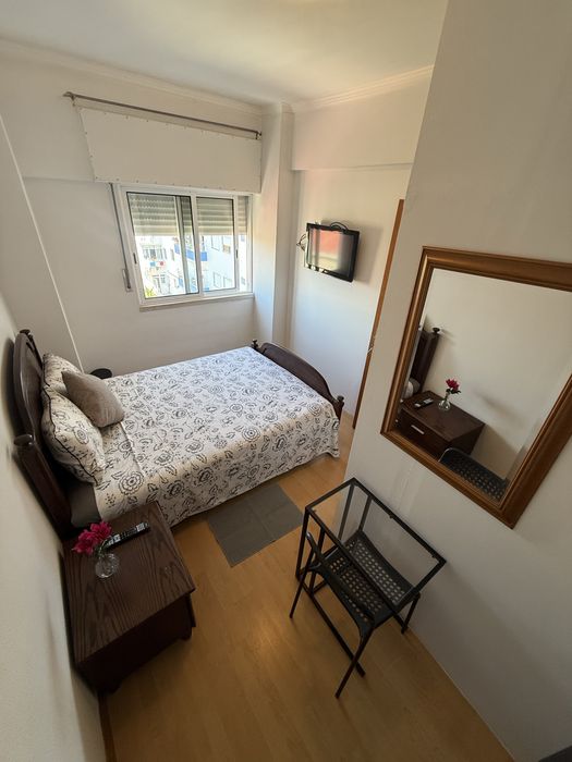 Quarto mobiliado solteiro/casal no centro da Moita próx. Camara municipal