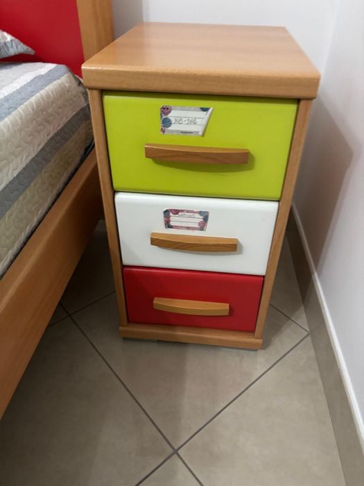 2 camas de solteiro mais mesas de cabeceira