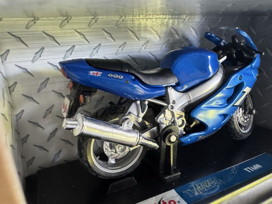 Classico Mini Cooper + TriumphTT600 1:39