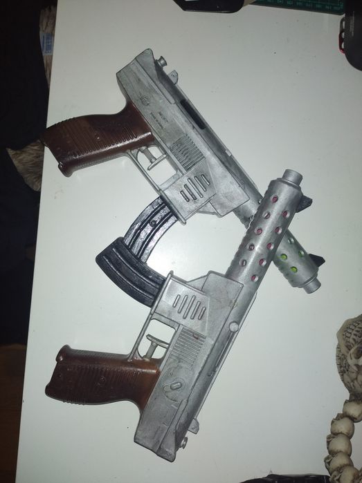 Pistolas de brincar pintadas