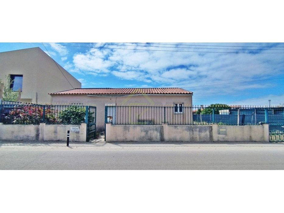 Casa térrea inserida em terreno com 1590 m2, junto às Praias