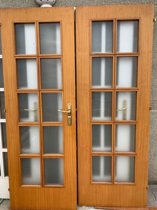 Porta dupla de madeira com vidro