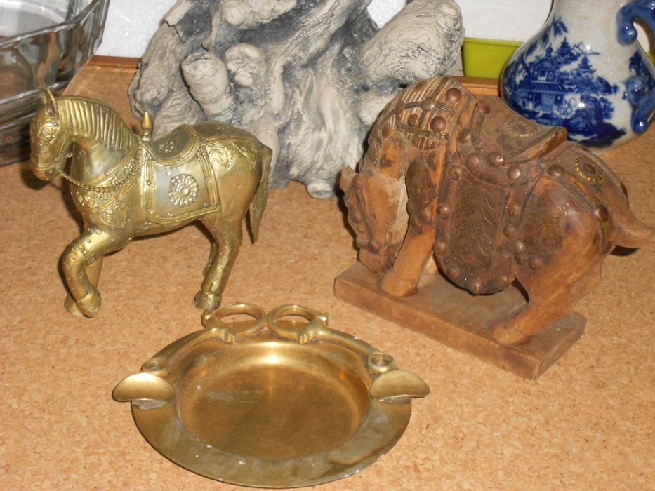 Antiguidades decorativas tronco, cavalos, taça vidro, jarro, cinzeiro