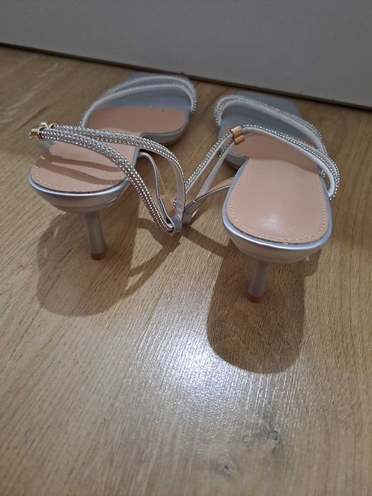 Sandały srebrne na obcasie