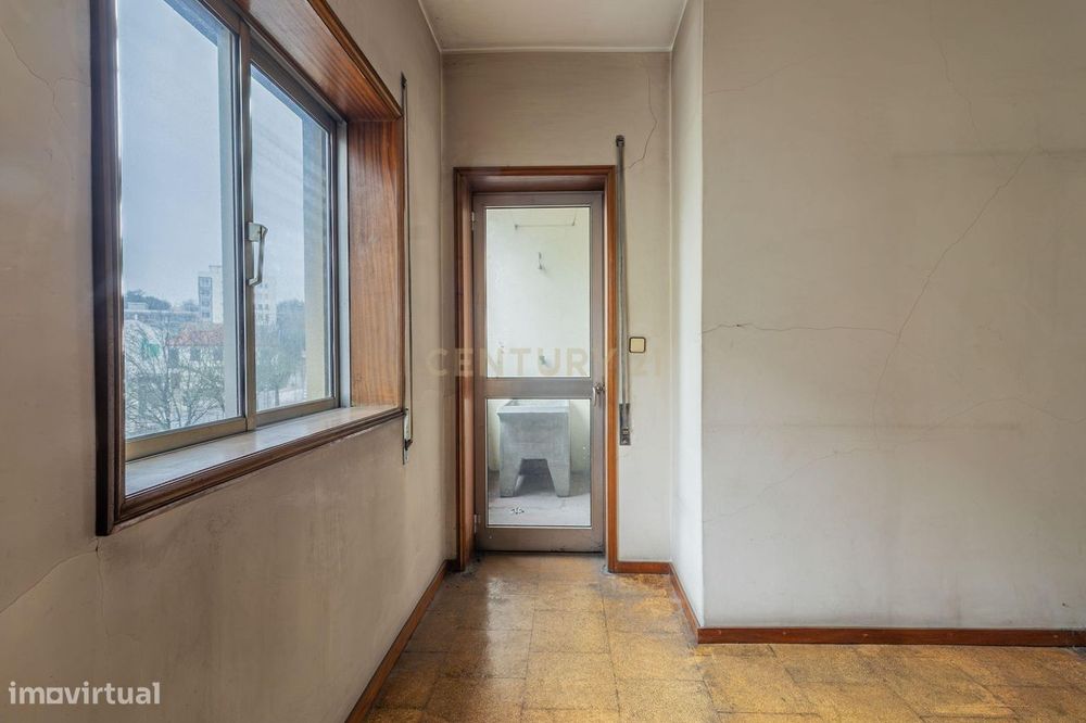 Apartamento T1 em Braga, Maximinos para recuperar - Oportunidade Única