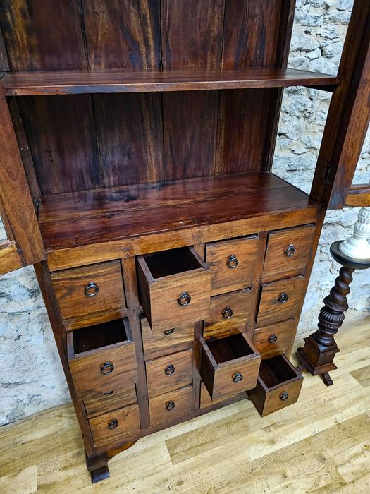 Witryna kolonialna, lite drewno. Z szufladami.