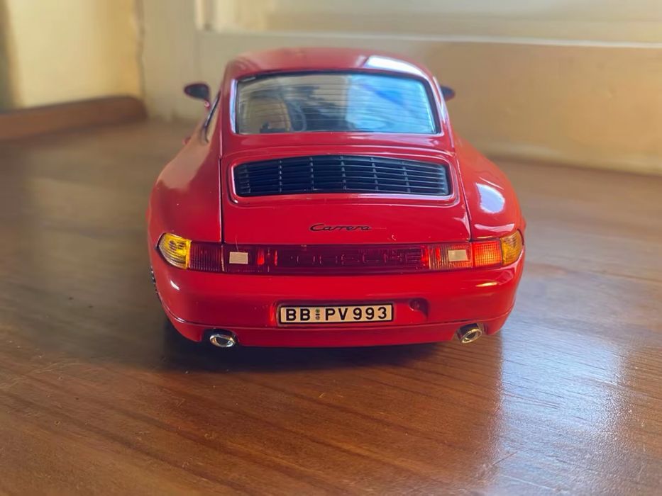Carro miniatura do Porsche 911 Carrera vermelho - Bburago - Escala 1/18