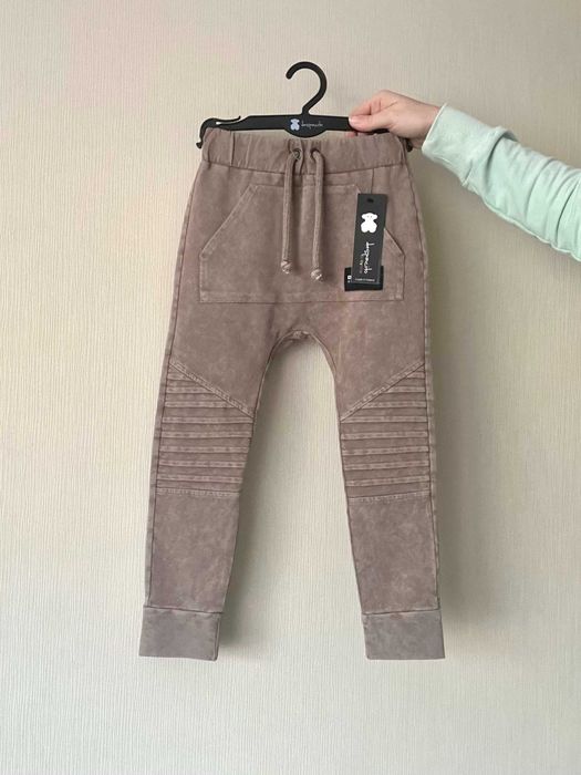 Spodnie dekatyzowane z przeszyciami Despacito Mocha mousse 140