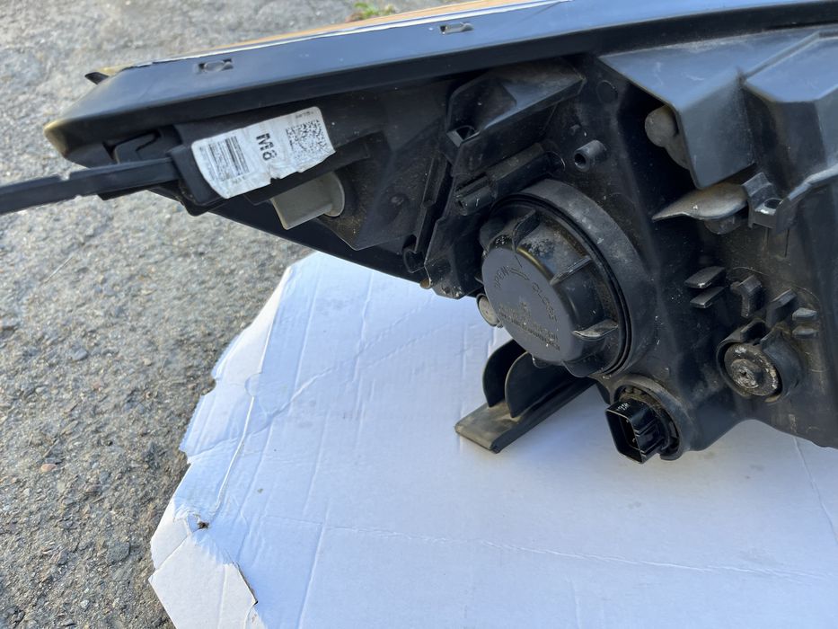 Ліва фара Kia Rio хетчбек 2013 (американська версія)