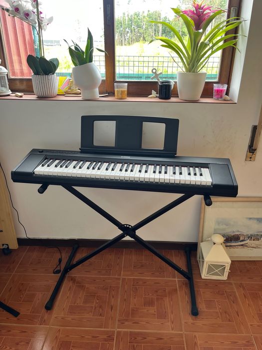 Piano digital portátil com suporte Yamaha