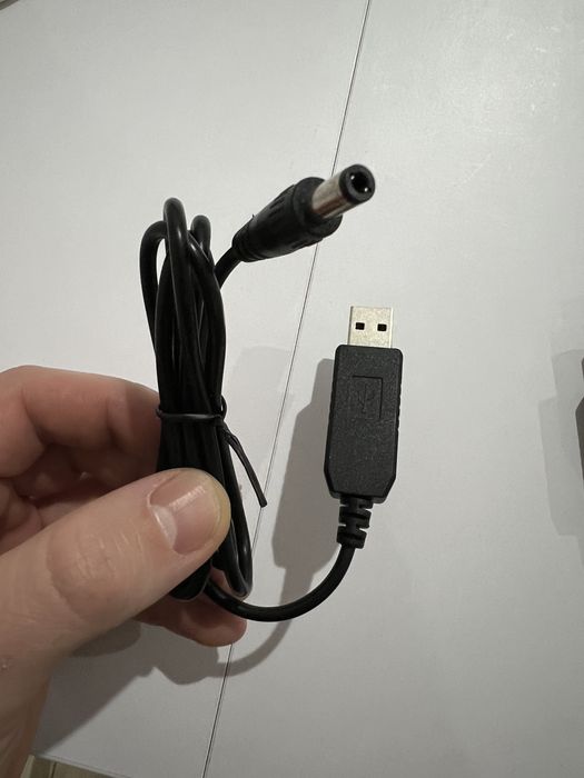 Один USB кабель живлення DC 12V для роутера і павербанка