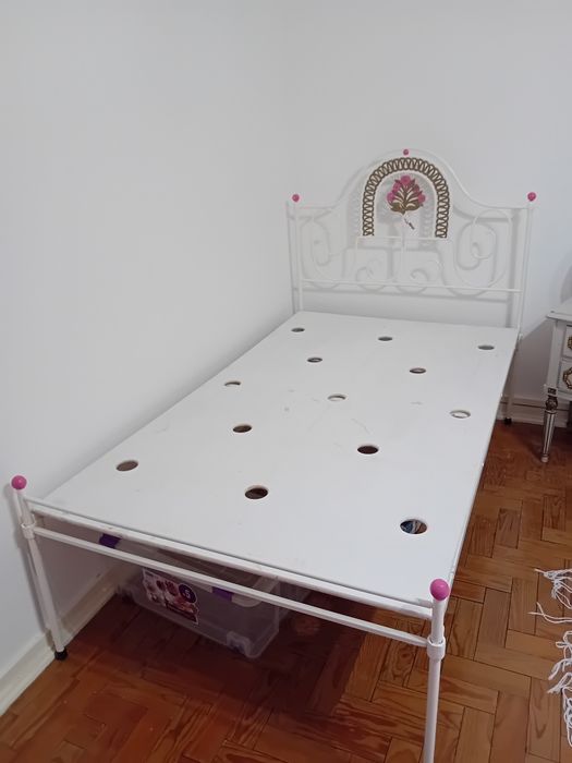 Cama antiga de ferro