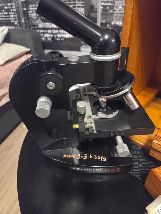 Stary mikroskop biologiczny PZO M330 z 1954 roku