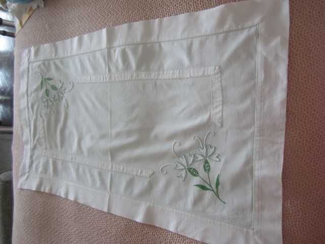 Dois Panos de Tabuleiro Bordados