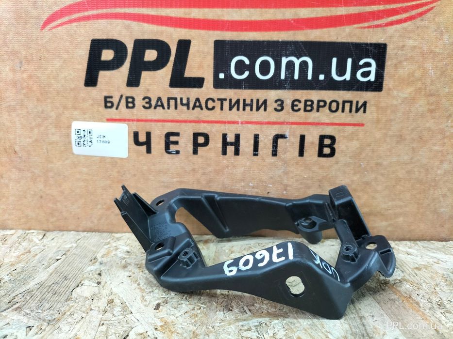 Toyota RAV4 V 18- кронштейн крепление туманки правой 81481-42060