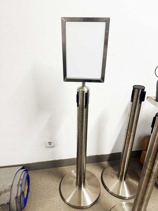 Poste Separador Inox com Fita (5M) e Base Fixa