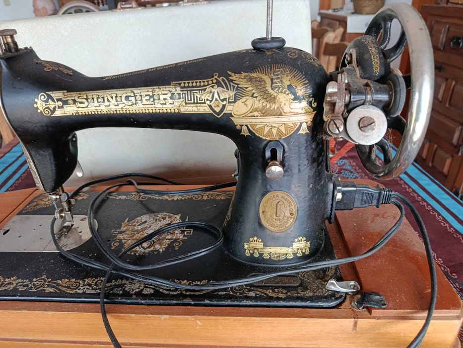Maquina costura antiga Singer em bom estado com caixa e electrificação - utilizavel