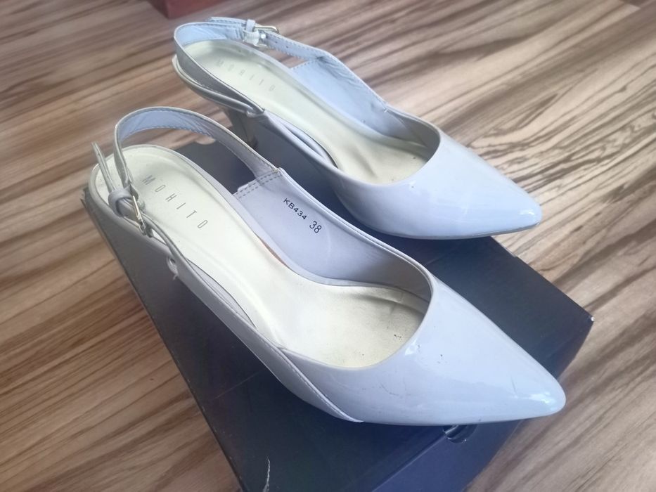 Buty na małym obcasie Mohito