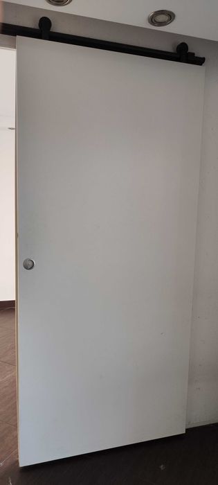 Drzwi przesuwne razem z systemem przesuwu.