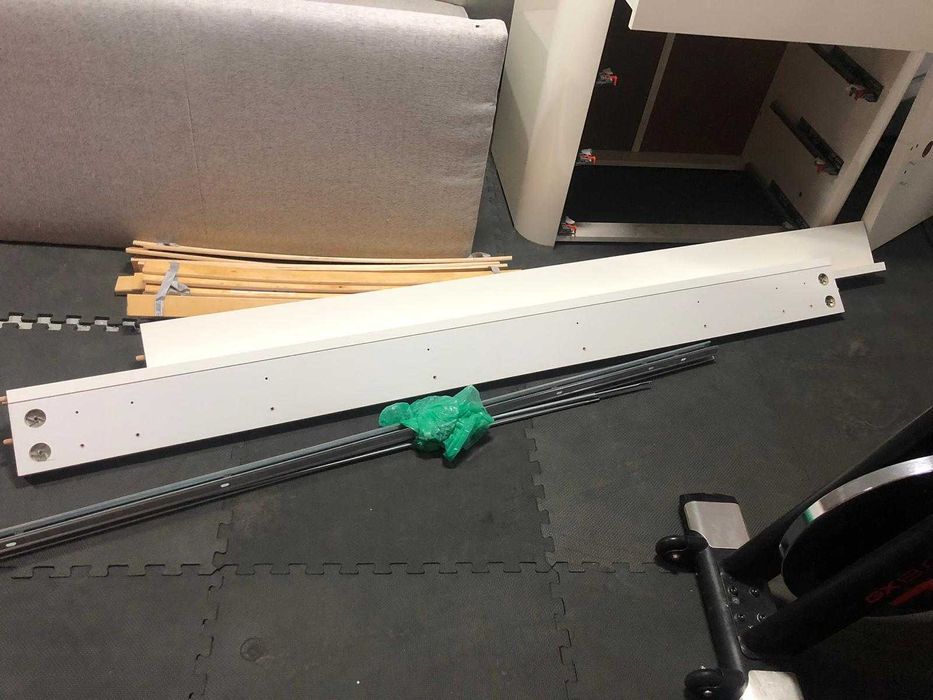 conjunto móveis 300€: Sofá ,Cómoda com quatro gavetas, Cama do IKEA