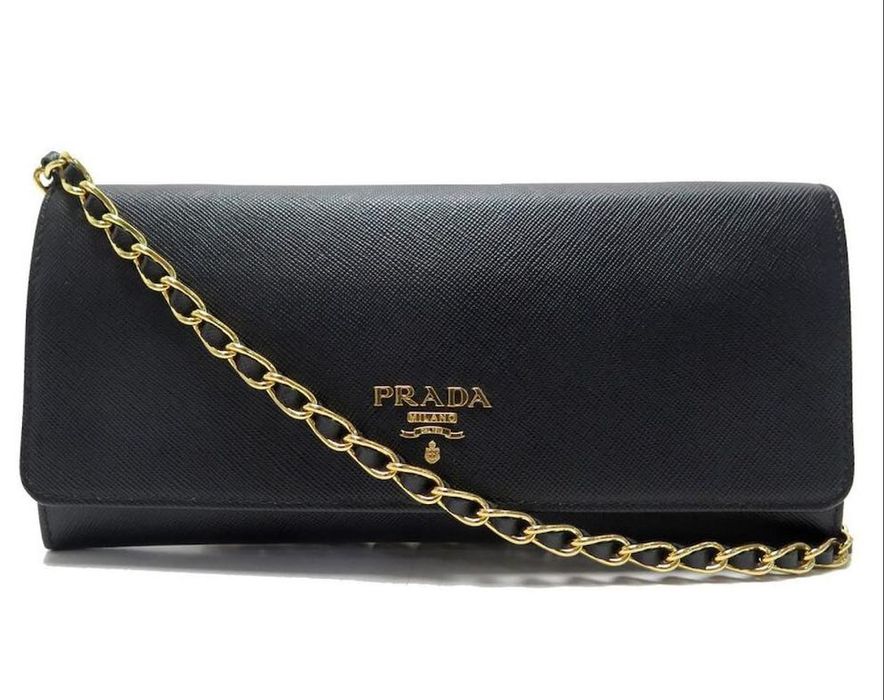 Bolsa de mão carteira PRADA com corrente em couro saffiano.