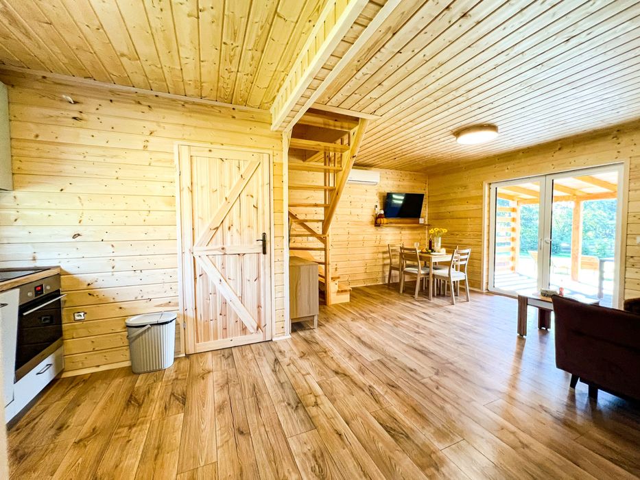 Domek drewniany całoroczny nad jeziorem z sauną i jacuzzi
