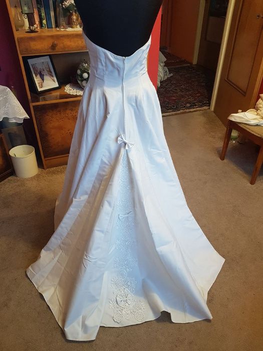 Suknia ślubna biała na szyję