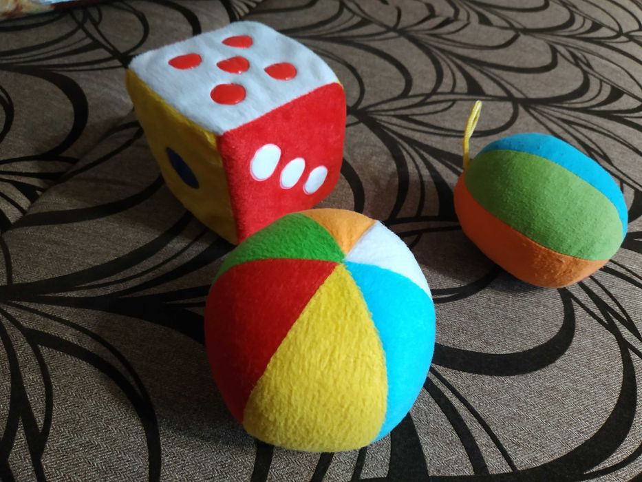 Мягкие, торохтят[набор] мячики и кубик.