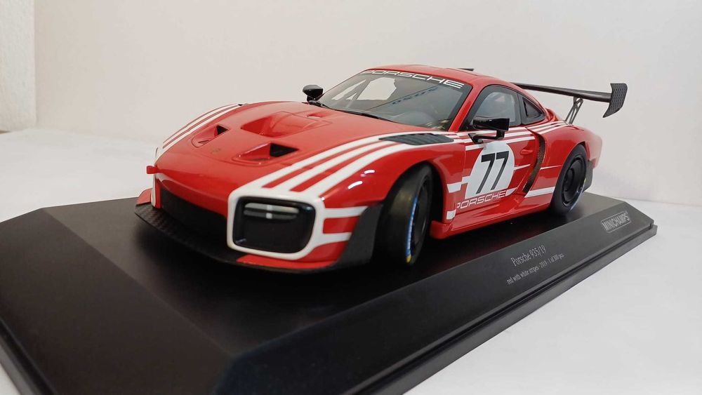 1/18 Porsche 935 - 19 #77 - Minichamps
