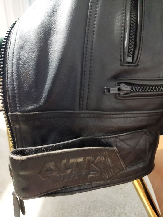 Casaco Motar em couro preto.