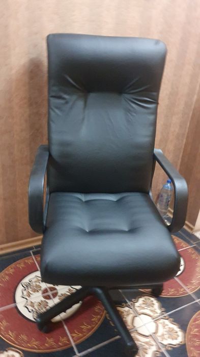 Стул Кресло офисное новый кожзам.