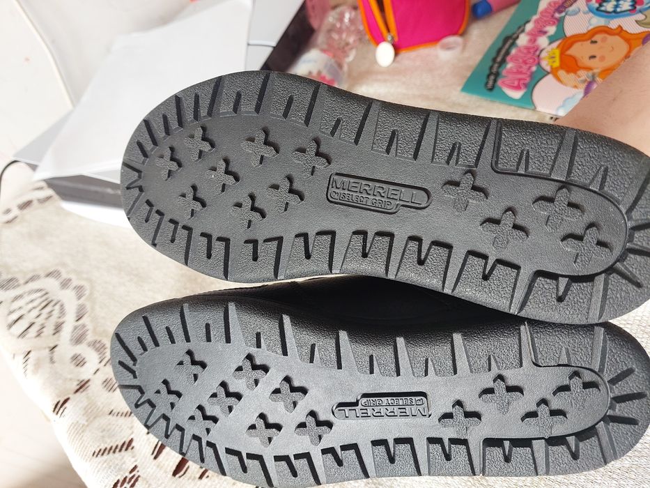 Нові шкіряні кросівки на хлопчика