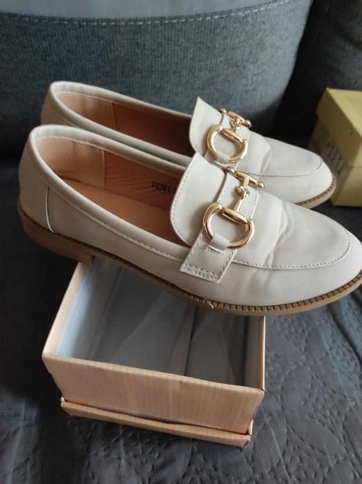 Beżowe Mokasyny z Imitacji Zamszu z Metaliczną Klamerką Karnelia