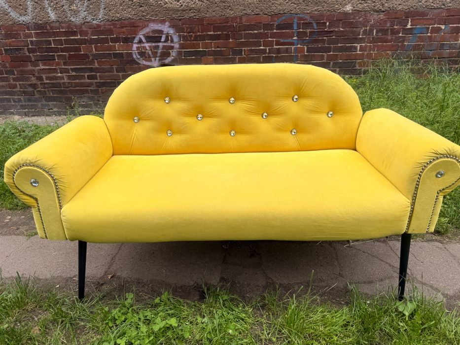 Sofa Glamour w żółtym kolorze