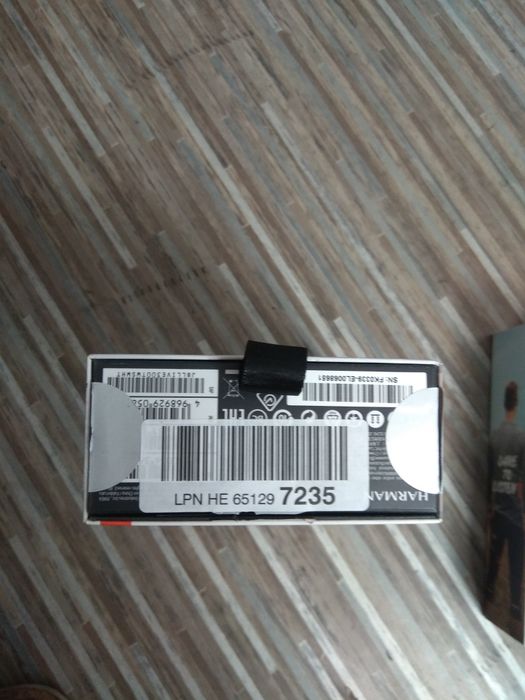 Pudełko po słuchawkach JBL Live 300 TWS.