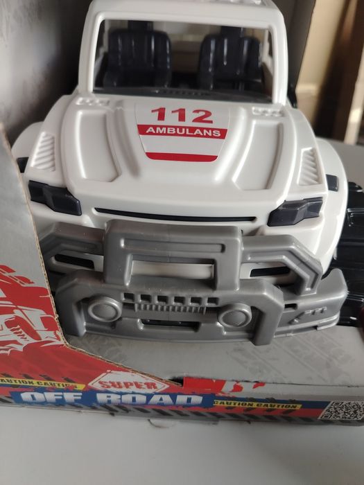 duże Auto terenowe samochód karetka pogotowia