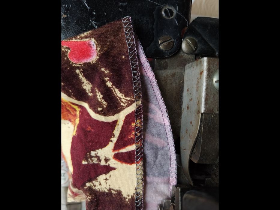 Оверлок економного зшивного шва, на 3~4 нитки. Юстований майстром.