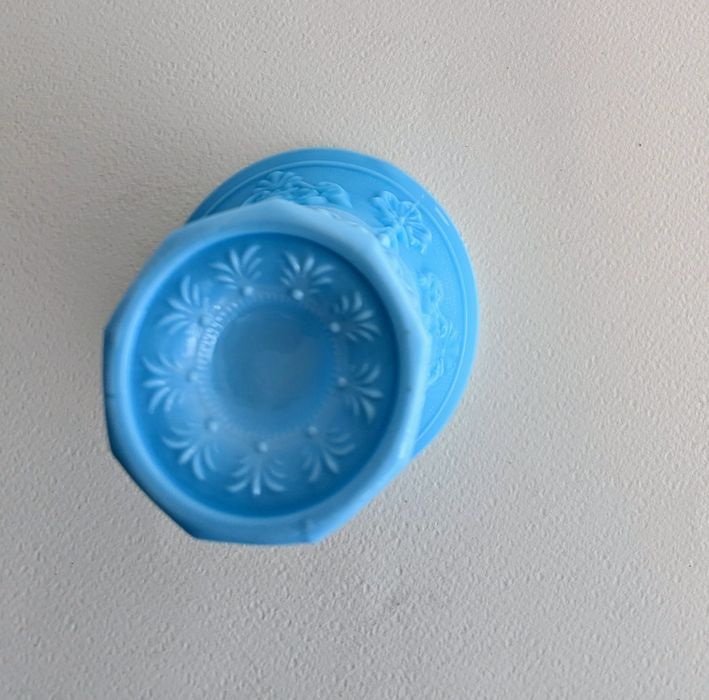 Copo azul de vidro moldado com pé alto