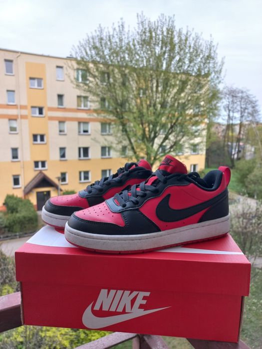 Nike junior low black and red