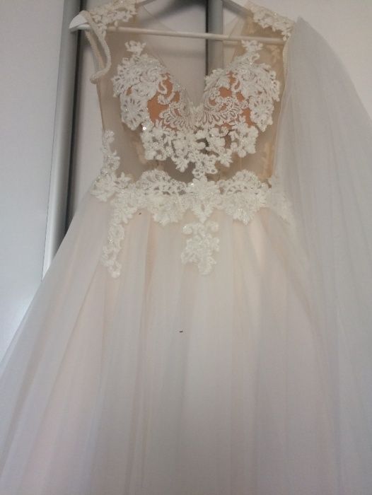 Весільна сукня зі шлейфом