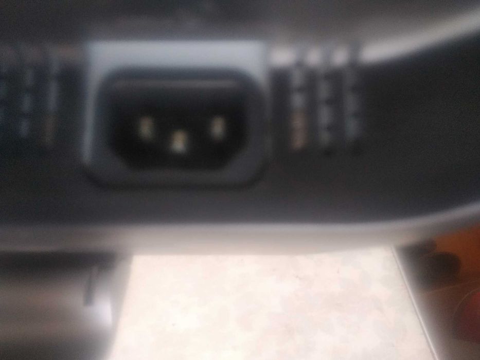 Монитор DELL 44см диагональ ,рабочий на все 100%