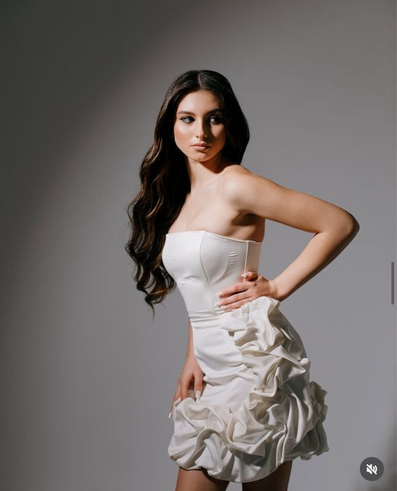 Біла корсетна сукня