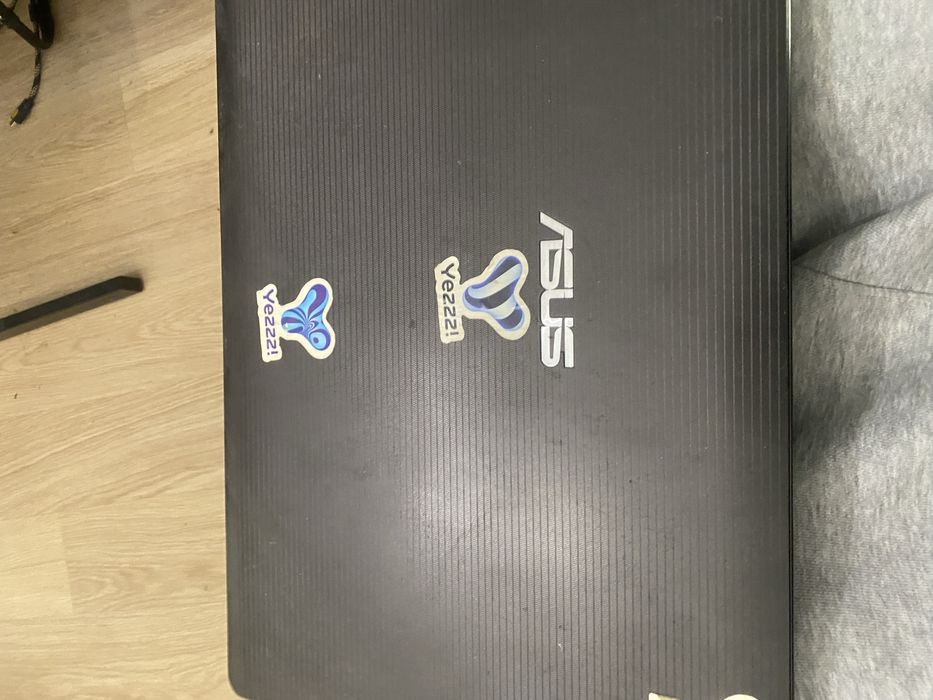 Ноутбук Asus состояние на фото