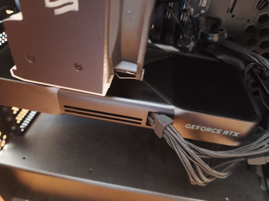 GeForce RTX 5090 32GB Founders Edition (FE)