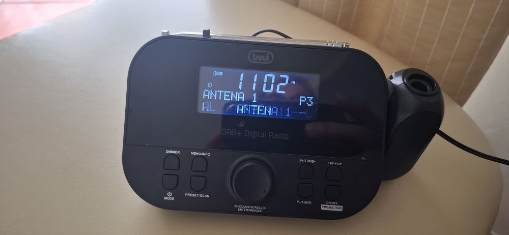 Rádio relógio Trevi RC 85D8-DAB